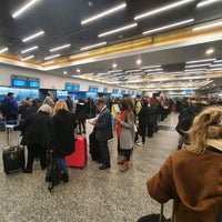Photo taken at Check-in Aerolíneas Argentinas by Abel R. on 6/7/2022
