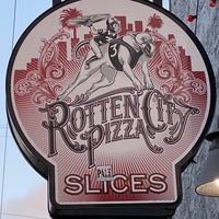 Das Foto wurde bei Rotten City Pizza von Andrew D. am 7/28/2021 aufgenommen