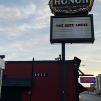 Foto diambil di Honor Kitchen &amp;amp; Cocktails oleh Andrew D. pada 7/26/2021