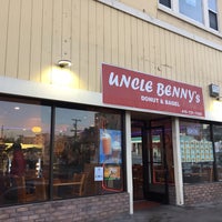Photo taken at Uncle Benny&amp;#39;s Donut &amp;amp; Bagel by Andrew D. on 11/25/2019