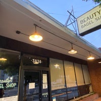 Foto tirada no(a) Beauty&amp;#39;s Bagel Shop por Andrew D. em 7/25/2021