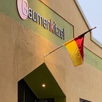 Foto scattata a Gaumenkitzel Restaurant da Andrew D. il 8/7/2021