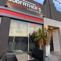 รูปภาพถ่ายที่ Godfather&amp;#39;s Burger Lounge โดย Andrew D. เมื่อ 6/17/2021