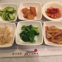 3/27/2018 tarihinde Andrew D.ziyaretçi tarafından Sesame Korean Cuisine'de çekilen fotoğraf