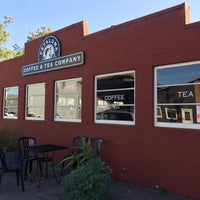 รูปภาพถ่ายที่ Petaluma Coffee &amp;amp; Tea Co. โดย Andrew D. เมื่อ 10/1/2019