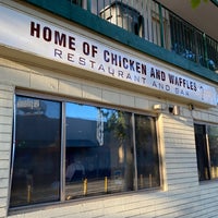 Foto scattata a Home of Chicken and Waffles da Andrew D. il 7/17/2021