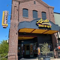 Photo taken at Lucille&amp;#39;s Smokehouse Bar-B-Que by Andrew D. on 10/2/2021