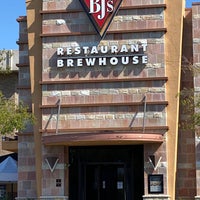 Photo taken at BJ&amp;#39;s Restaurant &amp;amp; Brewhouse by Andrew D. on 10/2/2021