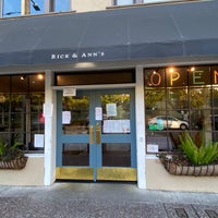 รูปภาพถ่ายที่ Rick &amp;amp; Ann&amp;#39;s Restaurant โดย Andrew D. เมื่อ 8/10/2021