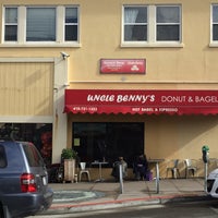รูปภาพถ่ายที่ Uncle Benny&#39;s Donut &amp; Bagel โดย Andrew D. เมื่อ 2/2/2019