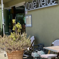 6/17/2021 tarihinde Andrew D.ziyaretçi tarafından Cafe Verde'de çekilen fotoğraf