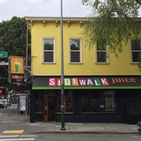 Photo taken at Sidewalk Juice by Andrew D. on 4/3/2019