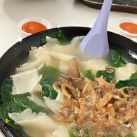 Photo taken at Poon Nah City Home Made Noodle by Sin Ping O. on 1/3/2021