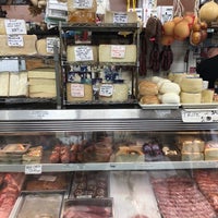 6/16/2018 tarihinde Kelsey O.ziyaretçi tarafından Emily&amp;#39;s Pork Store'de çekilen fotoğraf