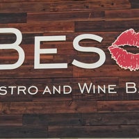 Foto tirada no(a) Beso Bistro and Wine Bar por TimSamsTravelUSA em 3/25/2017