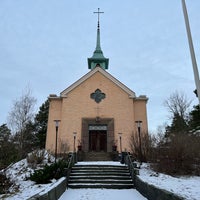 Photo taken at Kulosaaren kirkko by Janne V. on 2/7/2023