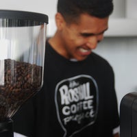 12/27/2013 tarihinde The Roskill Coffee Projectziyaretçi tarafından The Roskill Coffee Project'de çekilen fotoğraf