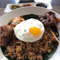 Photo taken at Linjani Restaurant by Vian Y. on 3/29/2019