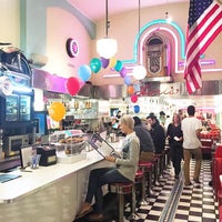 Foto diambil di Lori&amp;#39;s Diner oleh Lori&amp;#39;s Diner pada 10/25/2016