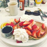 10/25/2016 tarihinde Lori&amp;#39;s Dinerziyaretçi tarafından Lori&amp;#39;s Diner'de çekilen fotoğraf