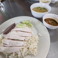 Photo taken at Je Aoun Chicken Rice by wern on 9/27/2023