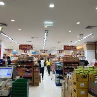 Photo taken at Foodland by ThanaphatE on 8/23/2022