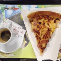 Foto diambil di Pizza Hut oleh Sergey K. pada 4/18/2014
