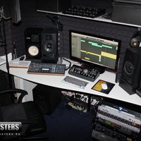 รูปภาพถ่ายที่ Clubmasters DJ &amp;amp; Music School โดย Clubmasters DJ, Школа Диджеев и Электронной Музыки เมื่อ 12/27/2013