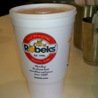 Photo prise au Robeks Fresh Juices &amp;amp; Smoothies par Amy K. le12/12/2012