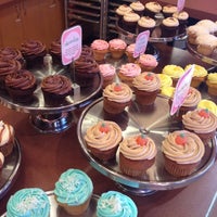 Photo taken at Cupcakes on Denman by Noriko on 10/4/2012