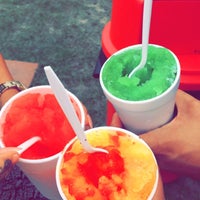 Foto tomada en Buzzles Shaved Ice  por Leslie M. el 5/8/2016