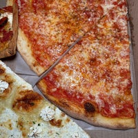Foto tirada no(a) Williamsburg Pizza por Mike C. em 10/27/2022
