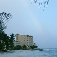 Foto tomada en Coconut Court Beach Hotel  por Aaron H. el 10/21/2017