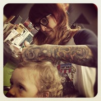 10/9/2012 tarihinde Damon C.ziyaretçi tarafından Hair Metal Greenpoint'de çekilen fotoğraf