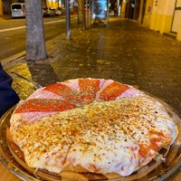 Foto diambil di Pizzeria Av. Corrientes oleh Carlos F. pada 10/7/2022