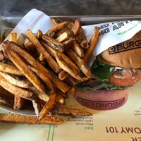รูปภาพถ่ายที่ BurgerFi โดย Karen เมื่อ 2/3/2019