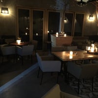 3/31/2018 tarihinde Sotiris T.ziyaretçi tarafından Shelter Wine &amp;amp; Cocktail Bar'de çekilen fotoğraf