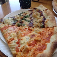 5/11/2014 tarihinde Greg T.ziyaretçi tarafından Surf Rider Pizza Cafe'de çekilen fotoğraf