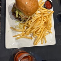 Снимок сделан в Nicky Rottens Bar &amp;amp; Burger Joint пользователем Rai 9/9/2023