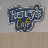 รูปภาพถ่ายที่ Henry&amp;#39;s Cafe โดย Dan N. เมื่อ 7/30/2017