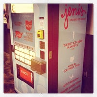 12/31/2013 tarihinde Jeni&amp;#39;s Vending Machineziyaretçi tarafından Jeni&amp;#39;s Vending Machine'de çekilen fotoğraf