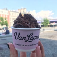 Das Foto wurde bei Van Leeuwen Artisan Ice Cream von Mare L. am 6/16/2022 aufgenommen