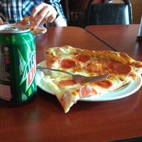 Das Foto wurde bei Jake&amp;#39;s Pizza von Spence D. am 8/22/2012 aufgenommen