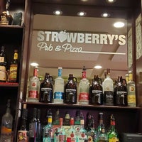 Foto diambil di Strawberry&amp;#39;s Pub &amp;amp; Pizza oleh Scott A. pada 2/5/2022