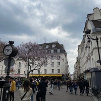 Photo taken at Place de la Contrescarpe by Jeongho Jay L. on 4/24/2022