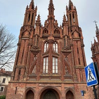 Foto diambil di Šv. Onos bažnyčia | St. Anne&amp;#39;s Church oleh Jeongho Jay L. pada 3/31/2024