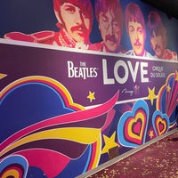Foto diambil di The Beatles LOVE (Cirque du Soleil) oleh Jeff D. pada 10/18/2023