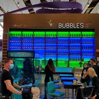 Снимок сделан в Bubbles Seafood &amp;amp; Wine Bar пользователем kitblake 10/25/2021