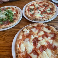 Foto tirada no(a) Pizzeria Orso por Donnie H. em 11/9/2022