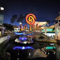 Das Foto wurde bei La Isla Shopping Village von La Isla Shopping Village am 1/11/2014 aufgenommen